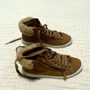 UGG short tan color booties with fur around